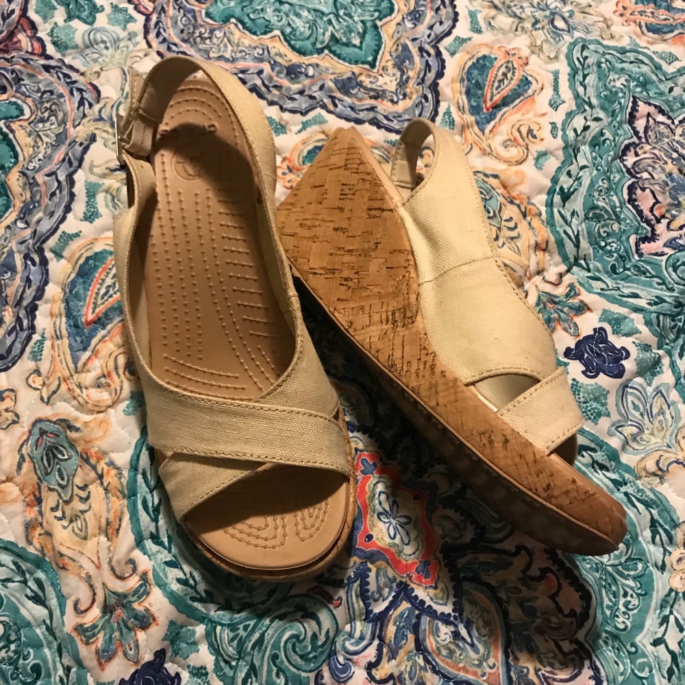 Crocs 10W beige canvas wedge heel
